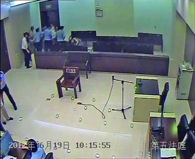 南京官员涉贪受审时当庭失控 其妻撞椅自残(图)