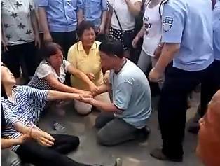 媒体:跪领导跪纪委跪大师 官员下跪都为啥?