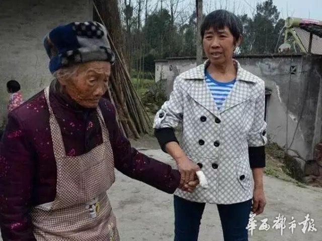 四川宜宾61岁阿婆义务照顾110岁老太30年