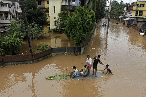 印度东北部洪灾致79人死亡 220万人无家可归