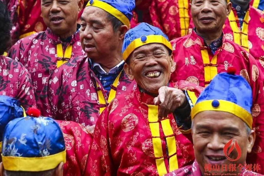 实拍佛山村落冬至祭祖 集体穿马褂向祖先叩首(图)