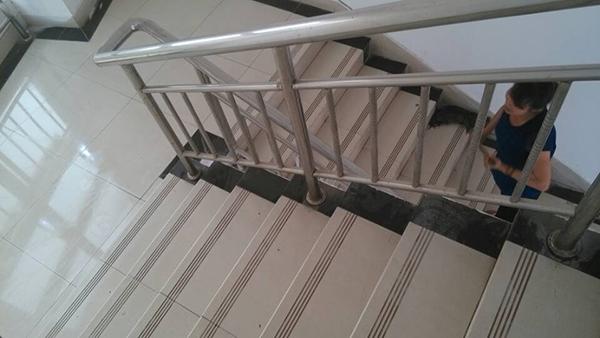 大学生自主保洁致校园垃圾成堆 保洁阿姨被聘