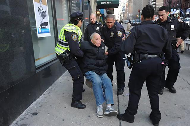 纽约警察打伤乱穿马路老人
