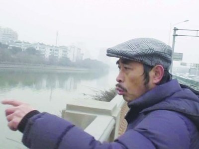 56岁<em>男子</em>冒严寒跳河救人 仅<em>穿短裤</em>嘴唇被冻紫