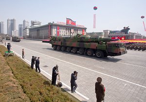 Coreea de parada militară de mare pentru prima dată, arată un self-made noi rachete cu rază lungă de