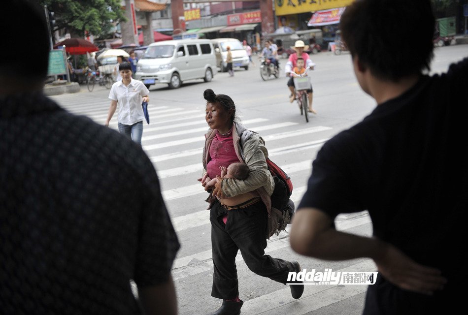 高清:广州流浪女露天产子 拒绝救助