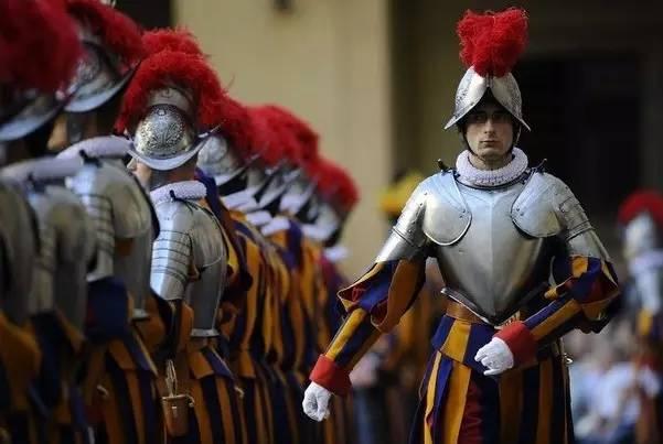 梵蒂冈:穿着文艺的瑞士卫队毕竟,战场上清扫骆驼粪便是太麻烦了些.