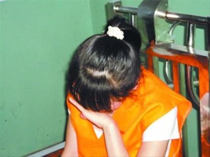 17岁少女成贩毒团伙主犯 14岁已开始吸毒(图)