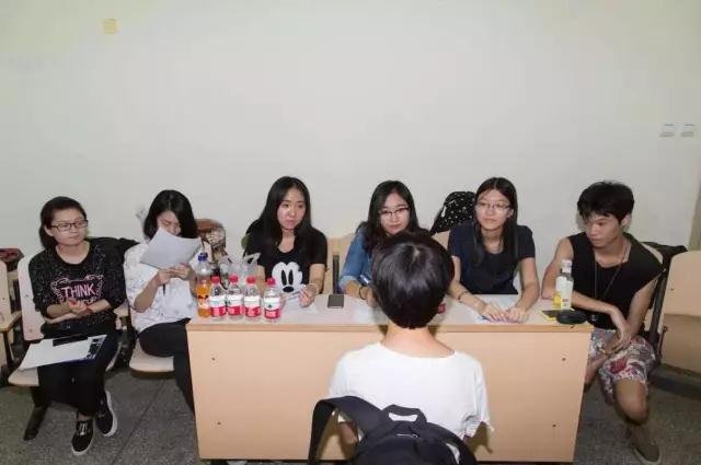 杨文彬《大学社会》,面试。一位刚进入大学的新生在社团联合会的招新现场参加面试。三个月前,这些新生还面临着中国高考的升学压力。 杨文彬《大学社会》,面试。一位刚进入大学的新生在社团联合会的招新现场参加面试。三个月前,这些新生还面临着中国高考的升学压力。