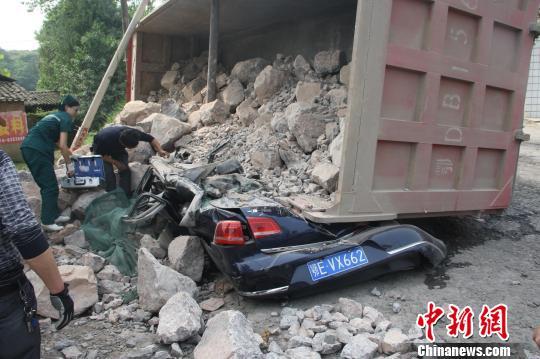 (周渤越 董晓斌)湖北省当阳市29日发生一起惨烈车祸,一辆运载砂石的