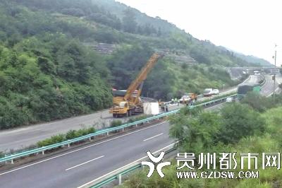 高速公路上装载用绳索磨损 万斤巨石滚落车道