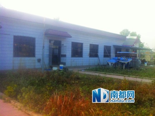镇计生办大院靠西边的平房被多名村民指证为计生学习班所在地。南都记者 张晗 摄