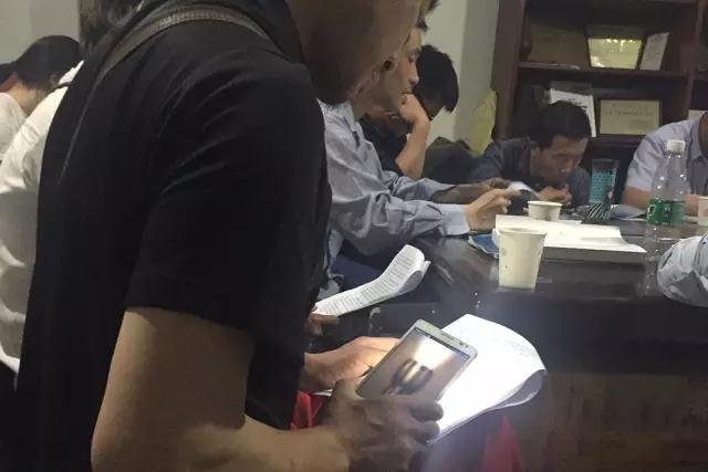 读书会上打着光阅读《我是范雨素》的工友。 读书会上打着光阅读《我是范雨素》的工友。