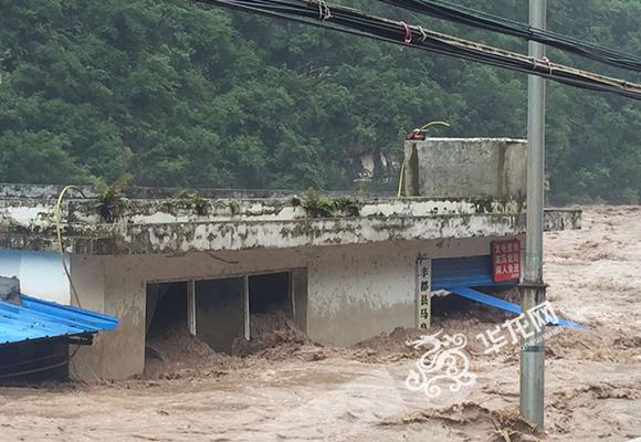 重庆丰都多地遭受暴雨袭击 已疏散转移2300余人