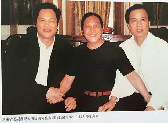 媒体:跪领导跪纪委跪大师 官员下跪都为啥?