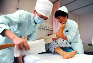 服务行业春节后现用工荒 200元一天找不到护工