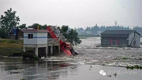 对话：“卡车敢死队”堵溃口，纯属万不得已