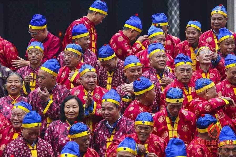 实拍佛山村落冬至祭祖 集体穿马褂向祖先叩首(图)