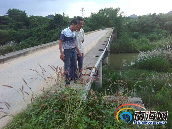 男子骑车从6米高桥坠亡 大桥建成10年未装护栏