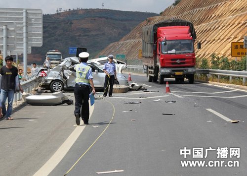 云南个旧发生4车相撞 造成1人遇难3人受伤(图)