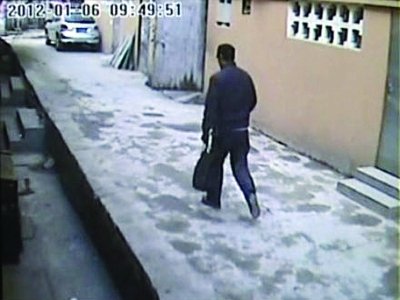 嫌疑人进入小区后,很快由东向西逐渐逃脱视频监控。视频截图