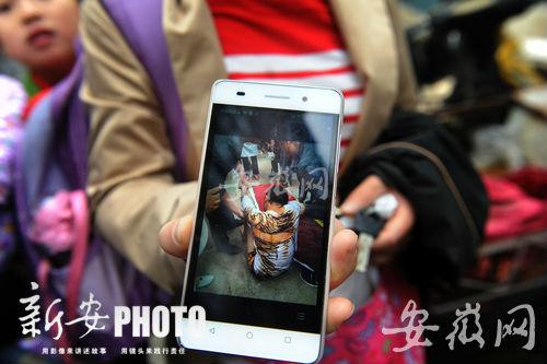 围观者拍下的伤者获救照片。