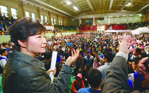 韩国总统朴槿惠17日看望被安置在珍岛体育馆的“岁月”号乘客家属,承诺将全力救援。