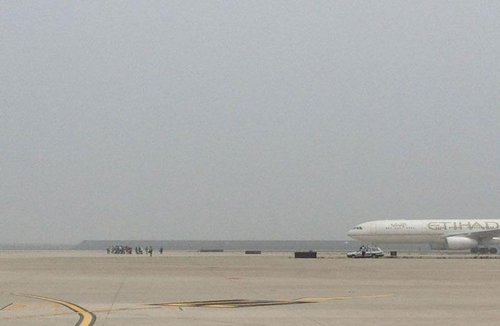  浦东机场T2飞机滑行道上出现拦机者，造成多架外航飞机堵在后面不能移动