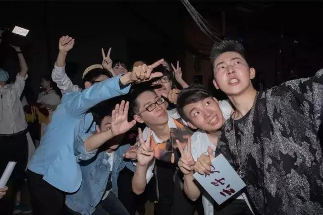 杨文彬《大学社会》,合影自拍。歌手大赛颁奖前,获奖选手在幕后合影留念。 杨文彬《大学社会》,合影自拍。歌手大赛颁奖前,获奖选手在幕后合影留念。