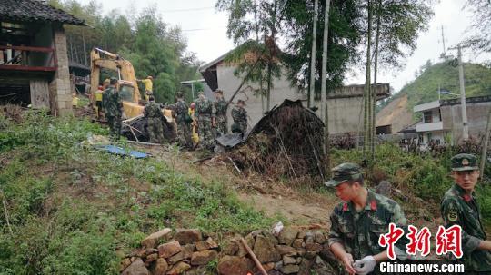 泰顺县泗溪镇西溪村，房屋倒塌，官兵正在搜救 林晓斌 摄