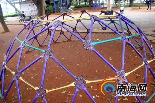 海口钟楼公园健身器材年久失修 市民抱怨健身