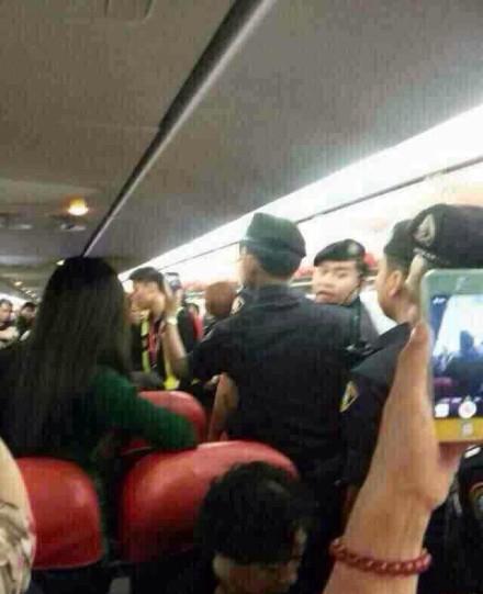 泰国警方登机处理闹市乘客