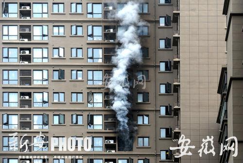 爆炸现场，消防队员正在阳台上灭火。
