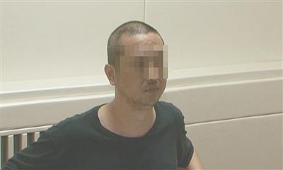 高清图—北京王府井步行街新东安商场男子劫持人质至GAP店北侧