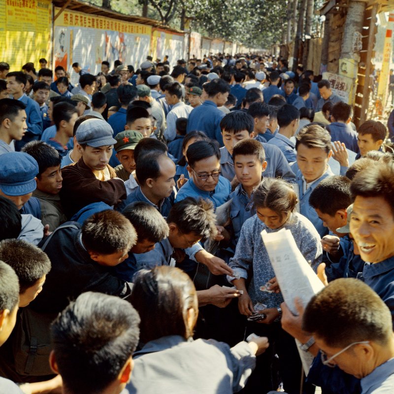 1966年,北京东长安街的大字报和人们购买油印小报的场景。 1966年,北京东长安街的大字报和人们购买油印小报的场景。