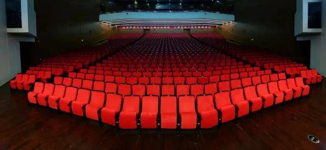 杨文彬《大学社会》,学院 - 报告厅。 杨文彬《大学社会》,学院 - 报告厅。