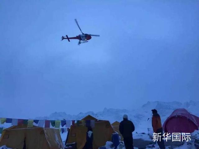 中国登山协会调派直升机营救珠峰受伤女队员