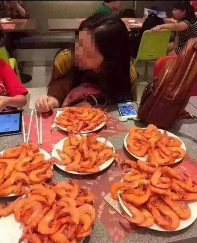 中国游客在泰国自助餐厅疯抢大虾 网友吐槽
