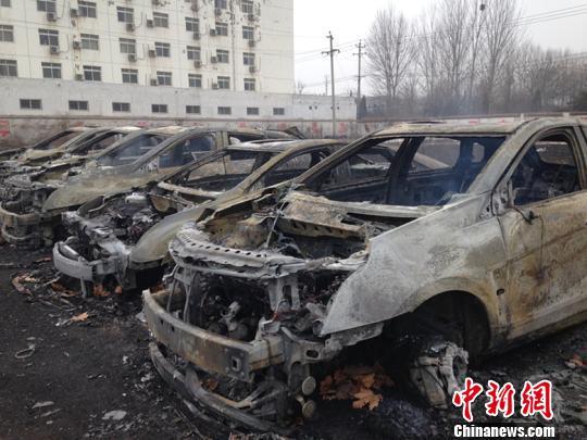 郑州停车场失火数十辆豪车被烧 总价值超千万