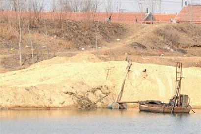 山东胶莱河非法挖沙河道满目疮痍 庄稼塌陷