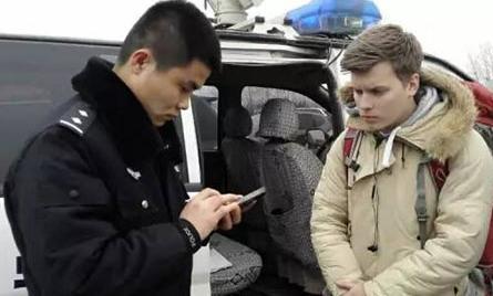 俄罗斯小伙穷游中国被困德州 民警相助顺利返回