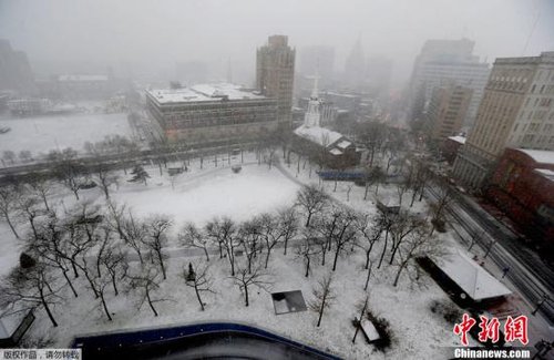 美国东北暴雪成灾中南龙卷风肆虐 降雪近半米