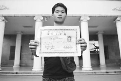 男孩高考失利拿15万读武汉大学 毕业查不到学籍