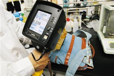 媒體稱市售書包測出甲醛 最高超標37倍(圖)