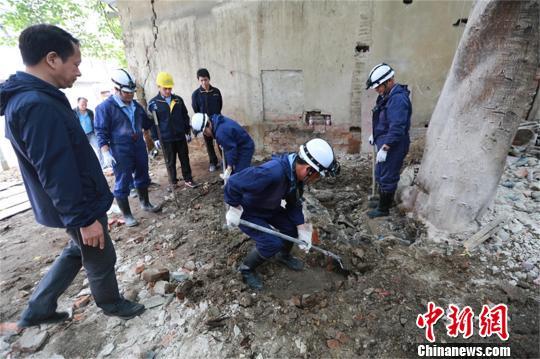 湖北孝感400余公斤黄磷封存地底30年 被安全转移