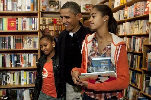 奥巴马携两女儿书店买书 与民众握手寒暄(图)