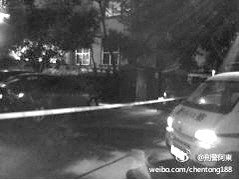 成都刑警微博直播抓捕抢匪 三枪示警制服两人