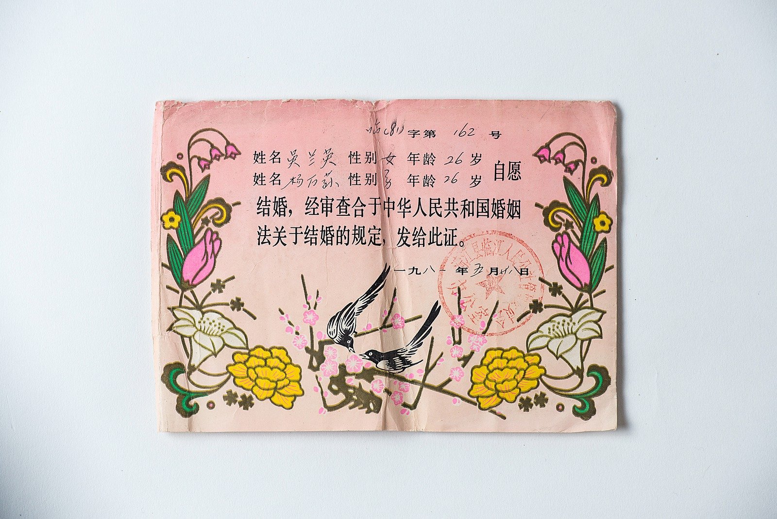 父母亲总会因为生活的小事而吵架,三天一小吵,五天一大吵。俩人脾气倔,总要争个输赢不让步,上一秒还在吃饭,下一秒就开始拍桌子摔碗。可争吵打架几十年,最后还是母亲守护在父亲床前,直至最后一刻。 父母亲总会因为生活的小事而吵架,三天一小吵,五天一大吵。俩人脾气倔,总要争个输赢不让步,上一秒还在吃饭,下一秒就开始拍桌子摔碗。可争吵打架几十年,最后还是母亲守护在父亲床前,直至最后一刻。