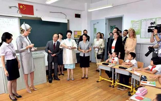 彭丽媛参观北京启喑实验学校 手语问候聋哑儿童