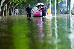 南京一高校每逢暴雨就被淹 师生出行靠橡皮艇